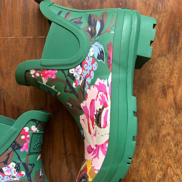 Joules Shoes - Joules Wellibob short rain boots with a green floral pattern size 7